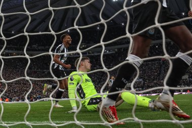 Newcastle United 'tan Jacob Murphy 1-0' lık galibiyetini kutluyor ve Crystal Palace 'dan dekan Henderson Premier Lig maçı sırasında Newcastle United, Newcastle, Newcastle' daki Crystal Palace maçında yerde oturuyor.
