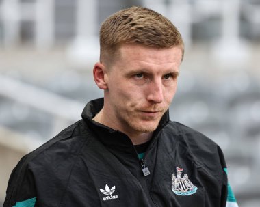 Newcastle United takımından Matt Targett, Premier Lig maçı sırasında St.James 's Park, Newcastle, İngiltere' de 16 Nisan 2025 'te karşı karşıya geldi.