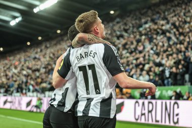 Newcastle United 'dan Harvey Barnes, Kristal Saray' dan Marc Guhi 'nin 16 Nisan 2025' te St. James 's Park, Newcastle' da oynanan Premier League maçı sırasında attığı golü kutluyor.