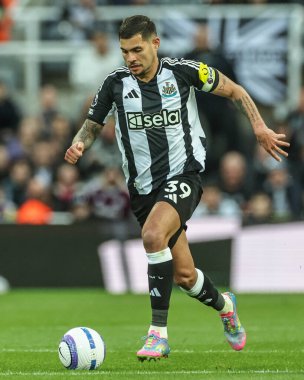 Newcastle United takımından Bruno Guimares, 16 Nisan 2025 'te İngiltere' de St. James 's Park, Newcastle' da oynanan Premier League maçı sırasında topu bırakıyor.