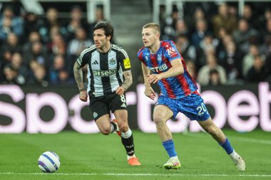 Kristal Saray 'dan Adam Wharton, Premier Lig maçı Newcastle United ve Crystal Palace' ın 16 Nisan 2025 'te St. James' s Park, Newcastle 'daki maçında topu aldı.