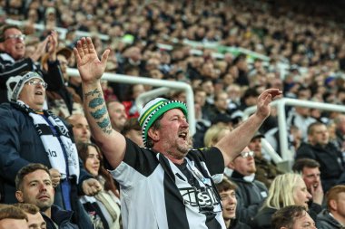 Newcastle taraftarları, Premier Lig maçı Newcastle United 'a karşı Crystal Palace' ın 16 Nisan 2025 'te St. James' s Park, Newcastle 'da oynanan maçı 1-0 kazanmak için Newcastle United' dan Jacob Murphy 'nin ardından şarkı söylüyorlar.