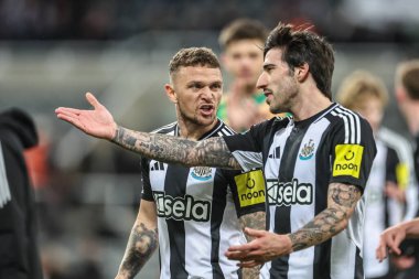 Newcastle United 'dan Kieran Trippier, Premier League maçı sırasında Newcastle United' ın St. James 's Park, Newcastle, İngiltere' deki Crystal Palace 'a karşı oynadığı 16 Nisan 2025' deki maçtan sonra Newcastle United 'tan Sandro Tonali' ye konuştu.