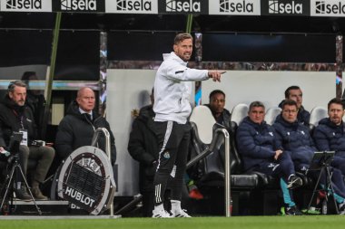 Newcastle United takımının teknik direktörü Jason Tindall, Premier Lig maçı sırasında takımına talimat verir. Newcastle United, St. James 's Park' taki Crystal Palace 'a karşı, 16 Nisan 2025