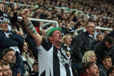 Newcastle taraftarları, Premier Lig maçı Newcastle United 'a karşı Crystal Palace' ın 16 Nisan 2025 'te St. James' s Park, Newcastle 'da oynanan maçı 1-0 kazanmak için Newcastle United' dan Jacob Murphy 'nin ardından şarkı söylüyorlar.