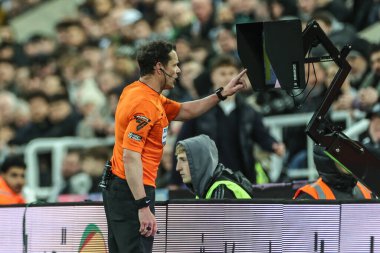 Hakem Darren England, 16 Nisan 2025 'te İngiltere' nin Newcastle kentinde oynanan Premier League maçı Newcastle United - Crystal Palace maçında VAR ekranını kontrol ediyor.