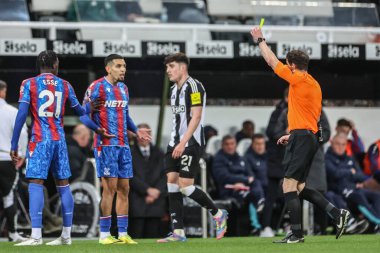 Hakem Darren England, Kristal Saray 'dan Daniel Muoz' a Premier Lig maçı sırasında St. James 's Park, Newcastle, İngiltere' deki Newcastle 'daki Newcastle United-Crystal Palace maçında sarı kart verdi.