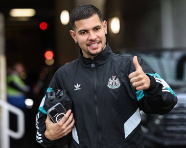 Newcastle United 'dan Bruno Guimares, Premier Lig maçı sırasında St.James' s Park, Newcastle, İngiltere 'de 16 Nisan 2025' te oynanan kristal sarayda baş parmağını kaldırdı.