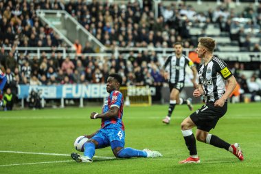 Kristal Saray 'dan Marc Guhi, Premier Lig maçı Newcastle United' a karşı St. James 's Park, Newcastle, İngiltere' de 16 Nisan 2025 'te oynanan Crystal Palace maçında kendi golünü attı.