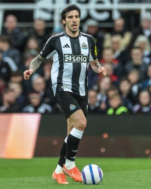 Newcastle United 'dan Sandro Tonali Premier Lig maçı sırasında Newcastle United, St. James' s Park 'ta Crystal Palace' a karşı, Newcastle, İngiltere, 16 Nisan 2025