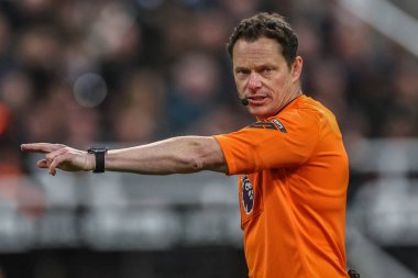Hakem Darren England Premier Lig maçı sırasında Newcastle United, Crystal Palace 'a karşı St. James' s Park, Newcastle, İngiltere, 16 Nisan 2025