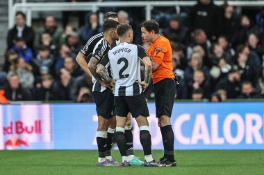 Hakem Darren England, Newcastle United 'tan Fabian Schr, Newcastle United' tan Bruno Guimares ve Newcastle United 'tan Kieran Trippier ile Premier League maçı sırasında Newcastle United, Newcastle Park' taki Crystal Palace maçında konuştu.