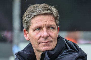 Kristal Saray 'ın menajeri, Premier Lig maçı sırasında Newcastle United' a karşı Crystal Palace St.James 's Park, Newcastle, İngiltere' de 16 Nisan 2025 'de geldi.