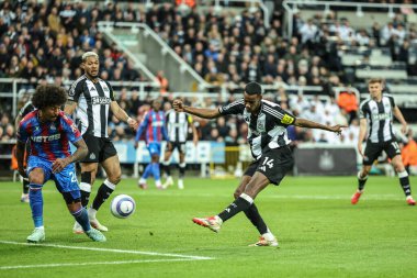 Newcastle United takımından Alexander Isak, 16 Nisan 2025 'te St. James' s Park, Newcastle, İngiltere 'de oynanan Premier League karşılaşmasında kale atışı yaptı.