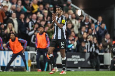 Newcastle United 'dan Alexander Isak, 16 Nisan 2025' te St. James 's Park, Newcastle, İngiltere' de oynanan Premier League maçı sırasında taraftarları alkışlıyor.