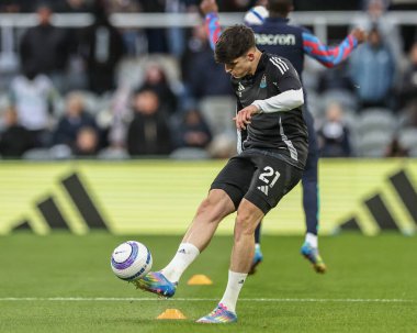 Newcastle United takımından Tino Livramento Premier League maçı sırasında St. James 's Park, Newcastle, İngiltere' de oynanan Newcastle United - Crystal Palace maçında ısınma turunda