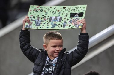 Newcastle 'da, Newcastle United' ın 16 Nisan 2025 'te St. James' s Park, Newcastle 'da oynanan Premier League maçı sırasında posterli genç bir Newcastle taraftarı.