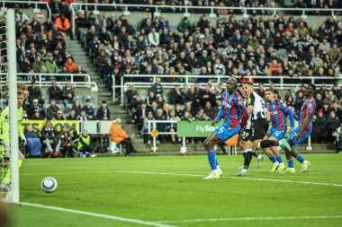 Newcastle United takımından Fabian Schr, Premier League maçında 4-0 berabere kaldı. Newcastle United, St. James 's Park, Newcastle, İngiltere' deki Crystal Palace maçında, 16 Nisan 2025