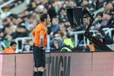 Hakem Darren England, 16 Nisan 2025 'te İngiltere' nin Newcastle kentinde oynanan Premier League maçı Newcastle United - Crystal Palace maçında VAR ekranını kontrol ediyor.
