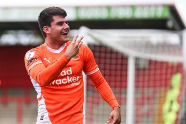 Blackpool 'dan Rob Apter 18 Nisan 2025' te İngiltere 'nin Stevenage Stevenage stadyumunda oynanan Sky Bet 1 karşılaşmasında 0-3 kazanma hedefini kutluyor.