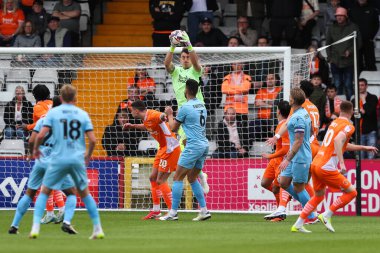 Blackpool 'dan Harry Tyrer, 18 Nisan 2025' te Lamex Stevenage Stevenage, İngiltere 'de oynanan 1.