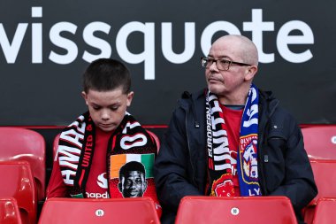 Manchester United taraftarları UEFA Avrupa Ligi çeyrek finali öncesinde Manchester United - Lyon maçı Old Trafford, Manchester, İngiltere, 17 Nisan 2025