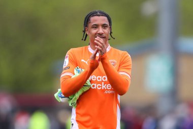 Blackpool 'dan Samuel Silvera, 18 Nisan 2025' te İngiltere 'nin Stevenage Stevenage stadyumunda oynanan 1. Stevenage - Blackpool maçı sonrasında gezgin taraftarları alkışlıyor.