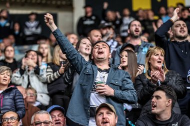 Hull FC taraftarları, 18 Nisan 2025 'te İngiltere' nin Hull Stadyumu 'nda oynanan 8. Betfred Süper Lig karşılaşmasında, maç öncesi şarkıcı Hull FC vs Hull KR ile birlikte şarkı söylüyorlar.