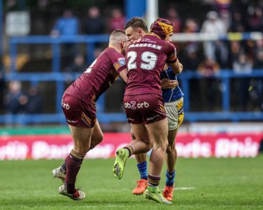 Ash Handley, Huddersfield Giants 'dan Sam Hewitt ve Huddersfield Giants' tan George Flanagan tarafından 18 Nisan 2025 'te Headingley Stadyumu' nda oynanan Betfred Süper Lig 8. Raundda oynanan Leeds-Huddersfield Giants maçında yenildi. 
