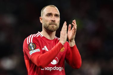 Manchester United takımından Christian Eriksen, 17 Nisan 2025 'te Old Trafford, Manchester, İngiltere' de oynanan UEFA Avrupa Ligi çeyrek final maçı sonrasında ev sahibi taraftarlarını alkışlıyor.