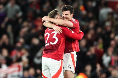Manchester United 'dan Luke Shaw ve Manchester United' dan Harry Maguire, 17 Nisan 2025 'te Old Trafford, Manchester, Birleşik Krallık' ta oynanan Manchester United - Lyon çeyrek final maçında takımlarının kazanmasını kutluyorlar.