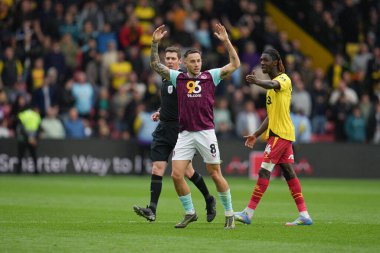 Burnley 'den Josh Brownhill, 18 Nisan 2025' te Watarage Road, Watford, Birleşik Krallık 'ta oynanan Sky Bet Şampiyonası maçında yedek kulübesine alınmadan önce Burnley taraftarlarını topladı.