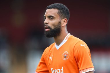 Blackpool takımından CJ Hamilton 18 Nisan 2025 'te Lamex Stevenage, İngiltere' de Stevenage - Blackpool maçında