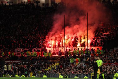 Lyon taraftarları UEFA Avrupa Ligi çeyrek final maçında Manchester United-Lyon maçında 17 Nisan 2025 'te Old Trafford, Manchester, İngiltere' de havai fişek kullandılar.