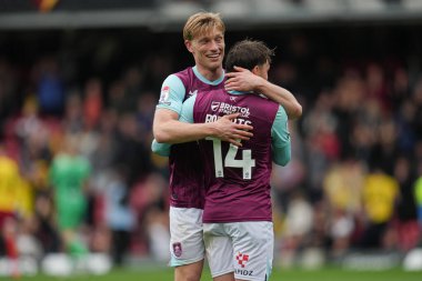 Burnley oyuncuları 18 Nisan 2025 'te Watford - Burnley maçında kazandığı galibiyeti kutluyorlar.