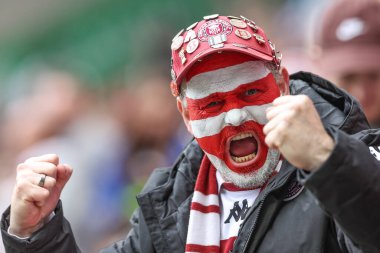 Wigan taraftarları, Wigan Warriors - St Helens maçında Wigan Warriors - Brick Community Stadyumu, Wigan, İngiltere 'de 18 Nisan 2025' te oynanan karşılaşmada, Wigan Warriors takımının oyuncusu Abbas Miski 'nin denemesini vişne ve beyaza boyanmış olarak kutluyorlar.