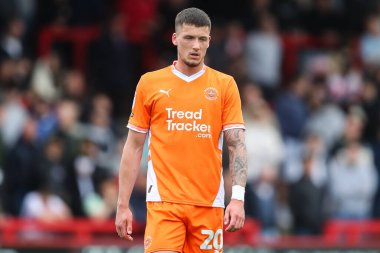 Blackpool takımından Oliver Casey, 18 Nisan 2025 'te Lamex Stadyumu' nda oynanan Stevenage - Blackpool maçı sırasında