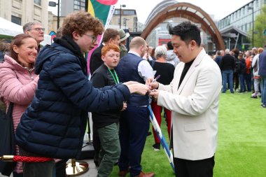 Zhang Anda, İngiltere 'nin Sheffield kentindeki Crucible Tiyatrosu' nda düzenlenen 2025 Halo Dünya Snooker Şampiyonası basın toplantısında hayranlarıyla tanıştı.