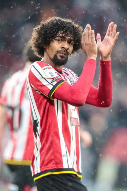 Sheffield United takımından Hamza Choudhury, 18 Nisan 2025 'te Bramall Lane, Sheffield, İngiltere' de oynanan Sky Bet Şampiyonası 'ndaki son düdük sesinden sonra taraftarları alkışlıyor.