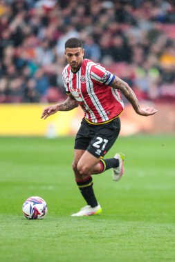 Sheffield United takımından Vinicius Souza 18 Nisan 2025 'te Bramall Lane, Sheffield, İngiltere' de Sheffield United ve Cardiff City arasındaki Sky Bet Şampiyonası maçında topu bırakıyor.