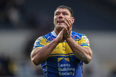 Leeds Rhinos 'tan Ryan Hall, 18 Nisan 2025' te Headingley Stadyumu 'nda oynanan Betfred Süper Lig 8. Round karşılaşmasında taraftarları alkışlıyor.