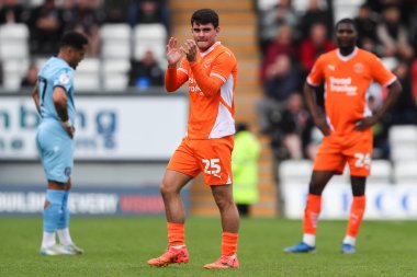 Blackpool 'dan Rob Apter, 18 Nisan 2025' te Lamex Stevenage, İngiltere 'de oynanan Sky Bet 1 maçı Stevenage - Blackpool maçında yedek oyuncu olarak elenen gezgin taraftarları alkışlıyor.