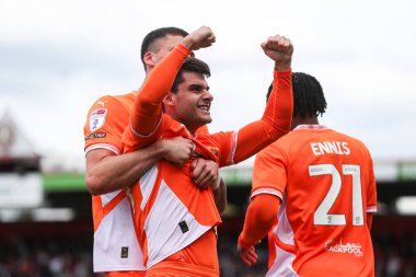 Blackpool 'dan Rob Apter 18 Nisan 2025' te İngiltere 'nin Stevenage Stevenage stadyumunda oynanan Sky Bet 1 karşılaşmasında 0-2 kazanma hedefini kutluyor.