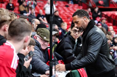 Rio Ferdinand eski Manchester United oyuncusu UEFA Avrupa Ligi çeyrek final karşılaşması öncesinde Old Trafford, Manchester, İngiltere 'de Manchester United-Lyon maçında bir taraftar kitabı imzaladı.
