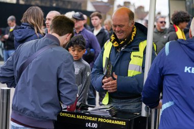 Watford taraftarları 18 Nisan 2025 'te İngiltere' de Vicarage Road 'da oynanan Watford-Burnley maçından önce maç programı satın alıyor.