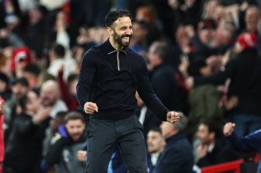 Manchester United takımının Ruben Amorim teknik direktörü, UEFA Avrupa Ligi çeyrek final maçında Manchester United-Lyon maçında 17 Nisan 2025 tarihinde Old Trafford, Manchester, İngiltere 'de 5-4' lük galibiyet golünü kutluyor.