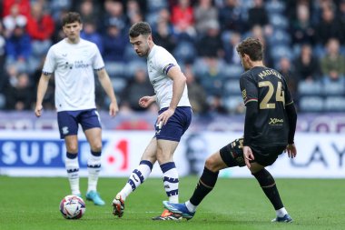 Preston North End 'den Ben Whiteman 18 Nisan 2025' te İngiltere 'nin Deepdale kentinde oynanan Preston North End-Queens Park Rangers maçında topu ileri atıyor.