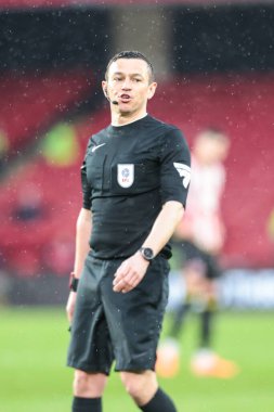 Hakem Tony Harrington, 18 Nisan 2025 'te Sheffield United, Sheffield, İngiltere' de Cardiff City 'e karşı oynadığı Sky Bet Şampiyonası maçında...