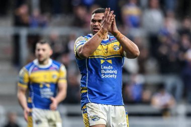 Leeds Rhinos 'tan Sam Lisone, 18 Nisan 2025' te Headingley Stadyumu 'nda oynanan 8. Betfred Süper Lig karşılaşmasında taraftarları alkışlıyor.
