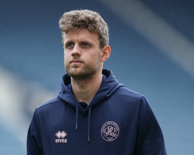 Queens Park Rangers takımından Nicolas Madsen, 18 Nisan 2025 'te İngiltere' nin başkenti Preston 'da oynanan ve Queens Park Rangers' a karşı oynanan Sky Bet Şampiyonası öncesinde stadyuma vardı.